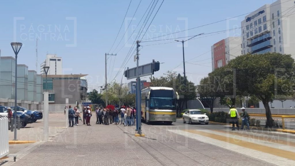 Llegan decenas de autobuses al cierre de campaña de Alma Alcaraz