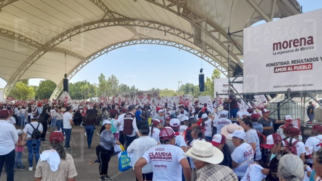 Llegan decenas de autobuses al cierre de campaña de Alma Alcaraz