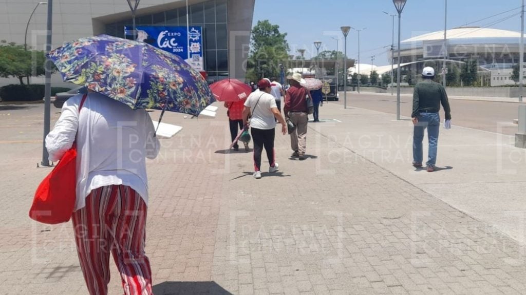 Llegan decenas de autobuses al cierre de campaña de Alma Alcaraz