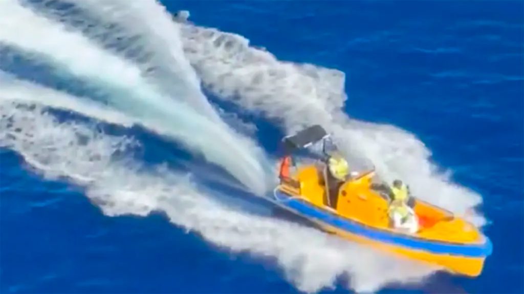 Pasajero salta del crucero más grande del mundo 