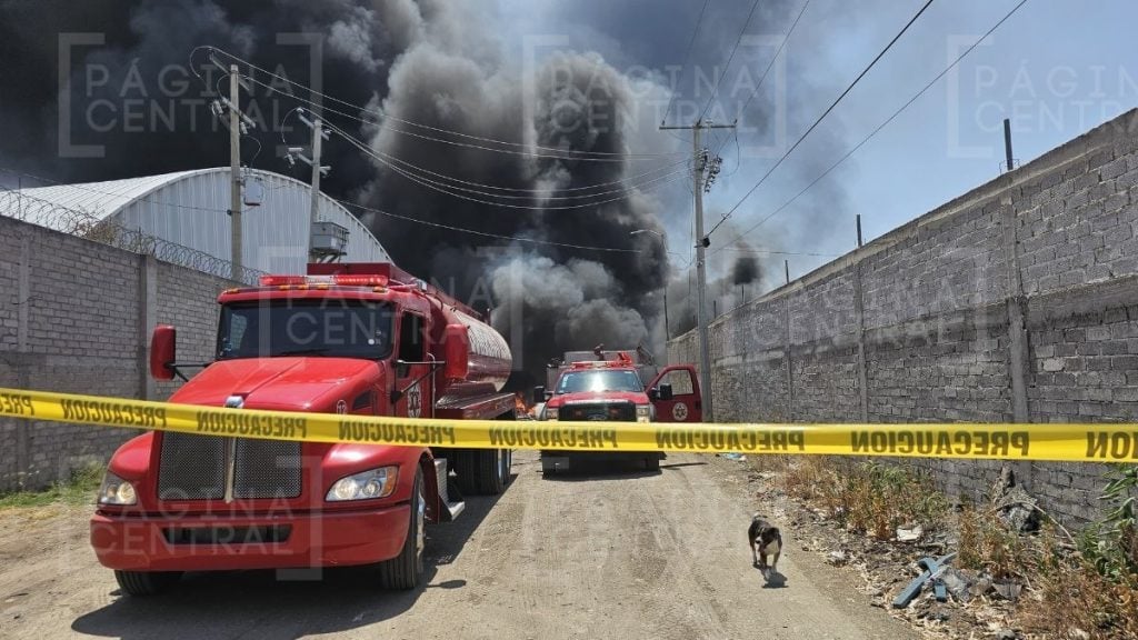 Se registra incendio en bodega de plásticos en Granjas Económicas