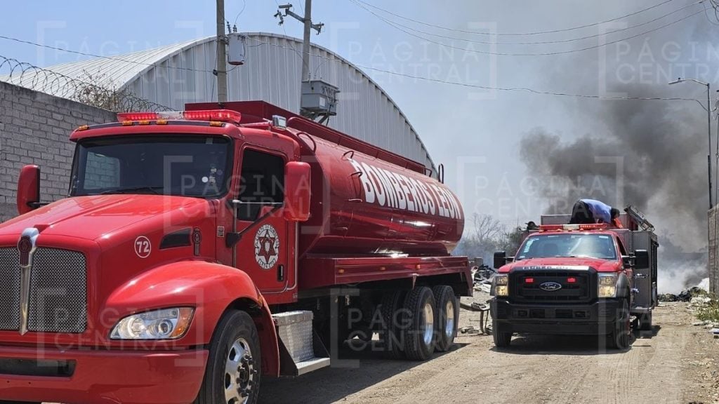 El fuerte incendio en una bodega de plásticos se ve desde varios puntos de León; el siniestro es por la León-Silao en Granjas Económicas