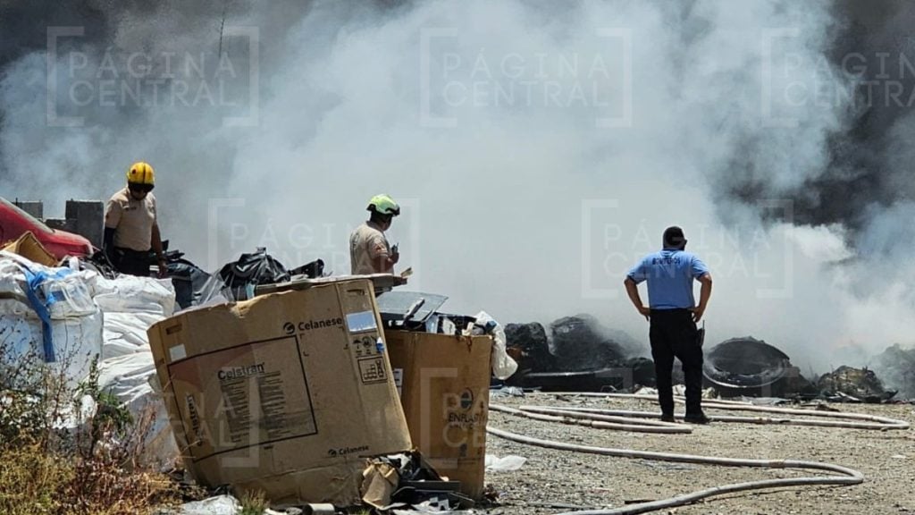 El fuerte incendio en una bodega de plásticos se ve desde varios puntos de León; el siniestro es por la León-Silao en Granjas Económicas