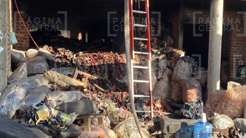 Valle de León: Arde casa con pieles y basura