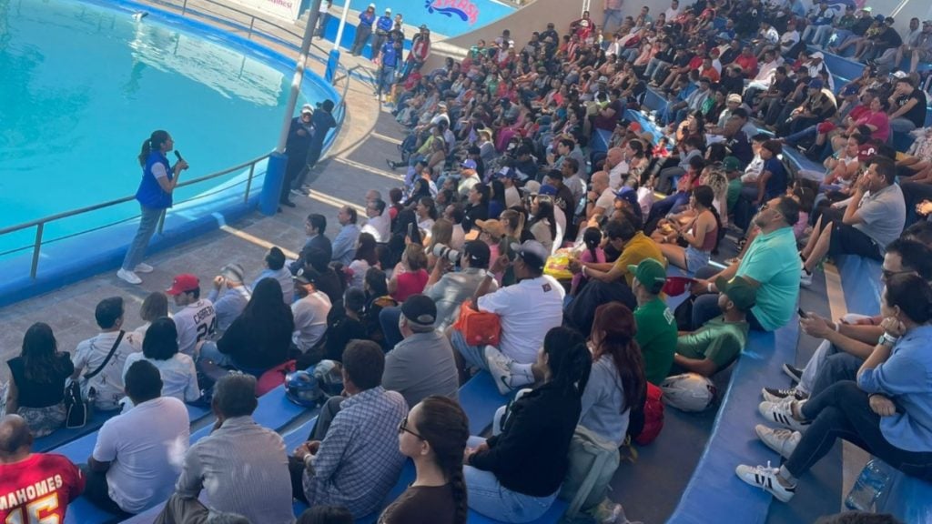 Convive Libia con albañiles y les promete apoyos