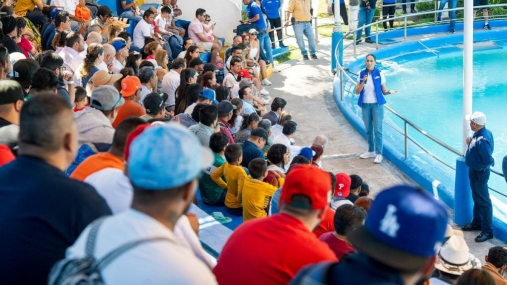 Convive Libia con albañiles y les promete apoyos