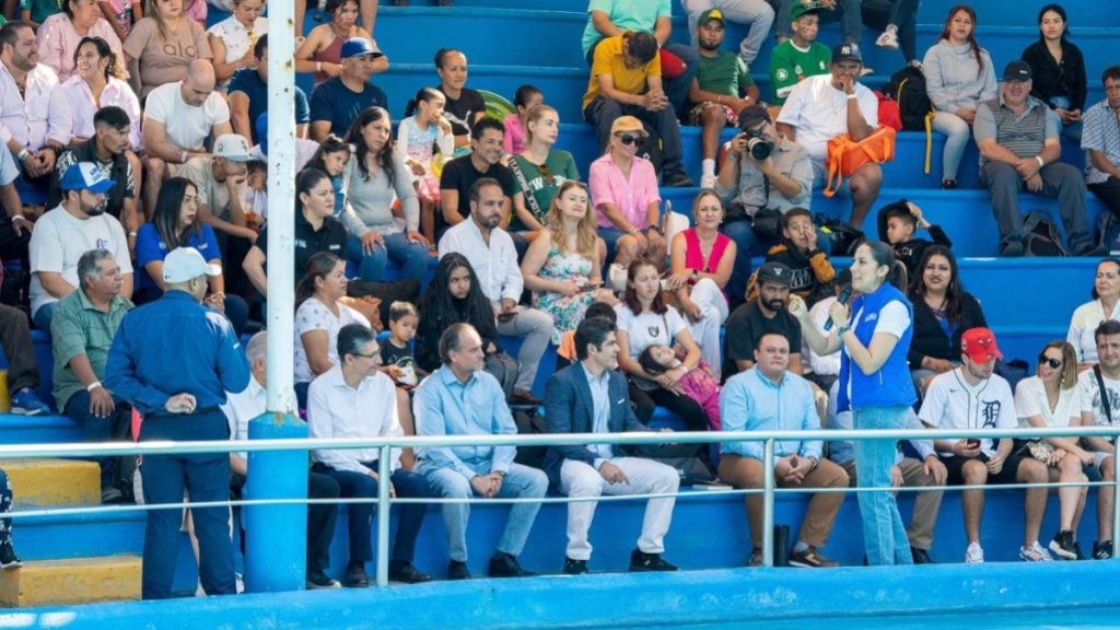 Convive Libia con albañiles y les promete apoyos