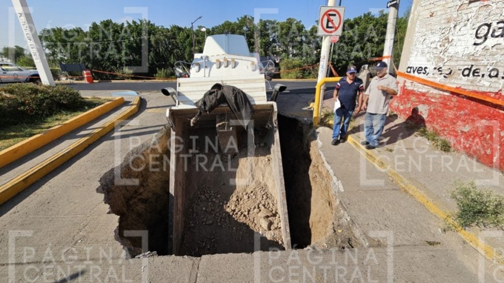 El Coecillo: Socavón se traga tolva cerca del Malecón