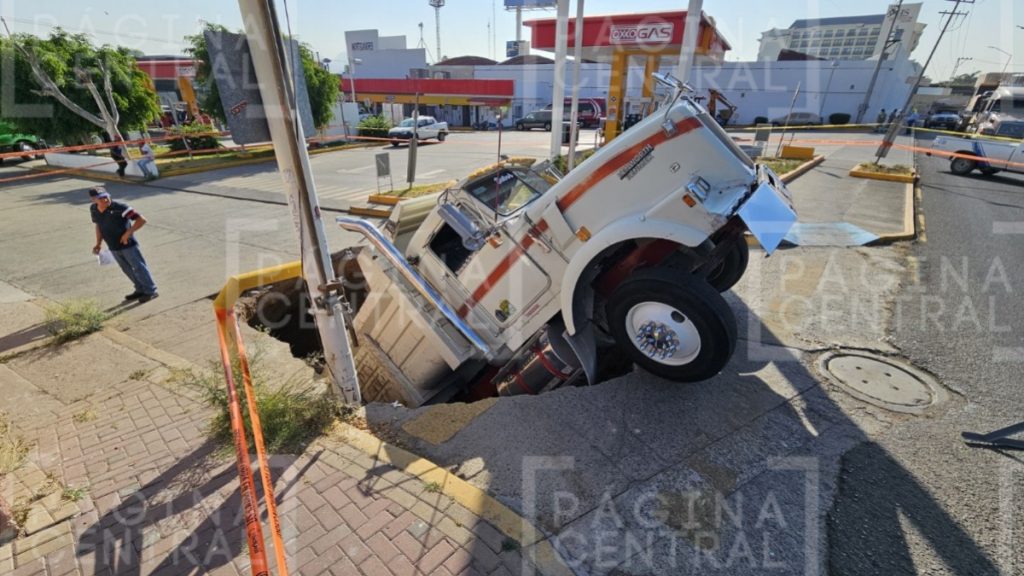 El Coecillo: Socavón se traga tolva cerca del Malecón