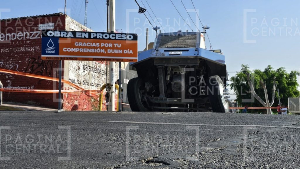 El Coecillo: Socavón se traga tolva cerca del Malecón