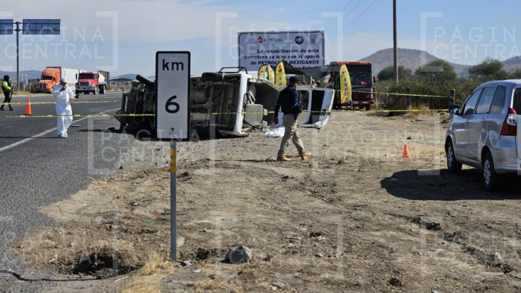 Carretera Silao-San Felipe: muere chofer al volcar camioneta