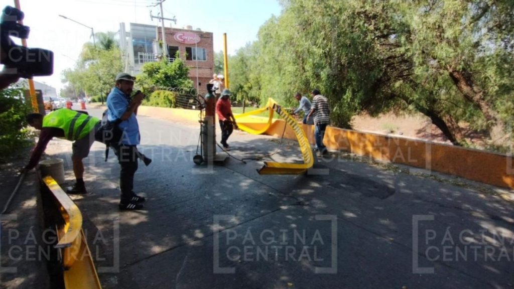 Malecón del Río: Camioneta pega en portería y la derriba