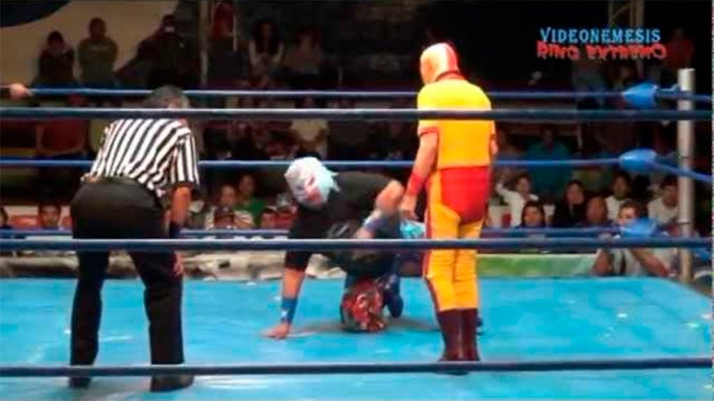 El luchador Fray Tormenta atiende en silla de ruedas su autolavado