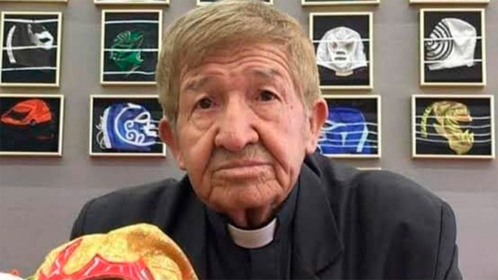 El luchador Fray Tormenta atiende en silla de ruedas su autolavado