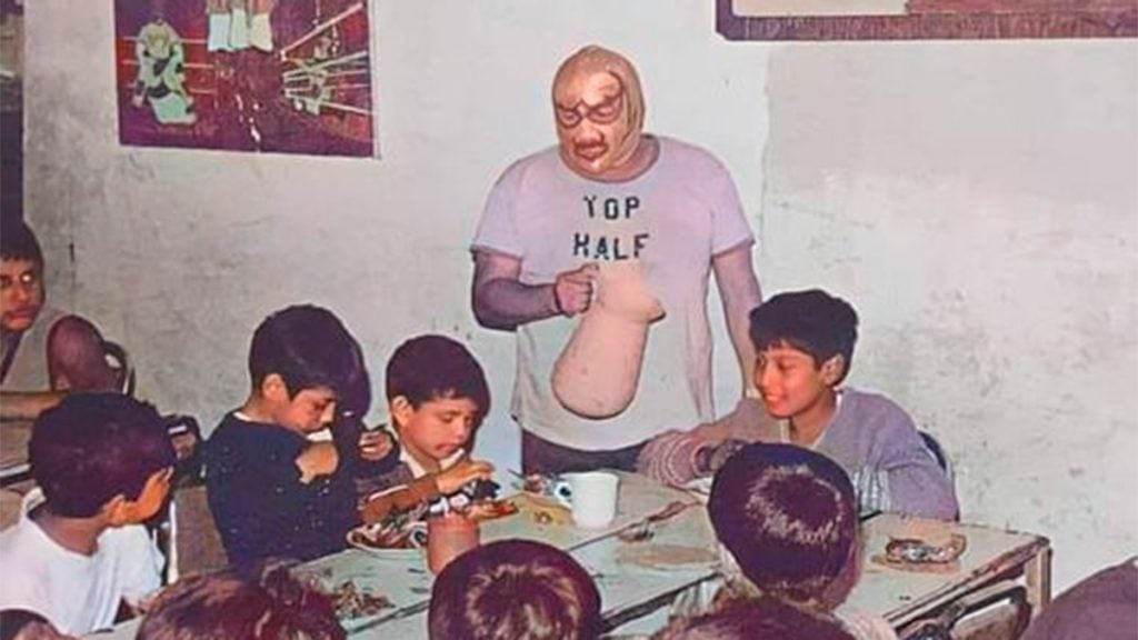 El luchador Fray Tormenta atiende en silla de ruedas su autolavado