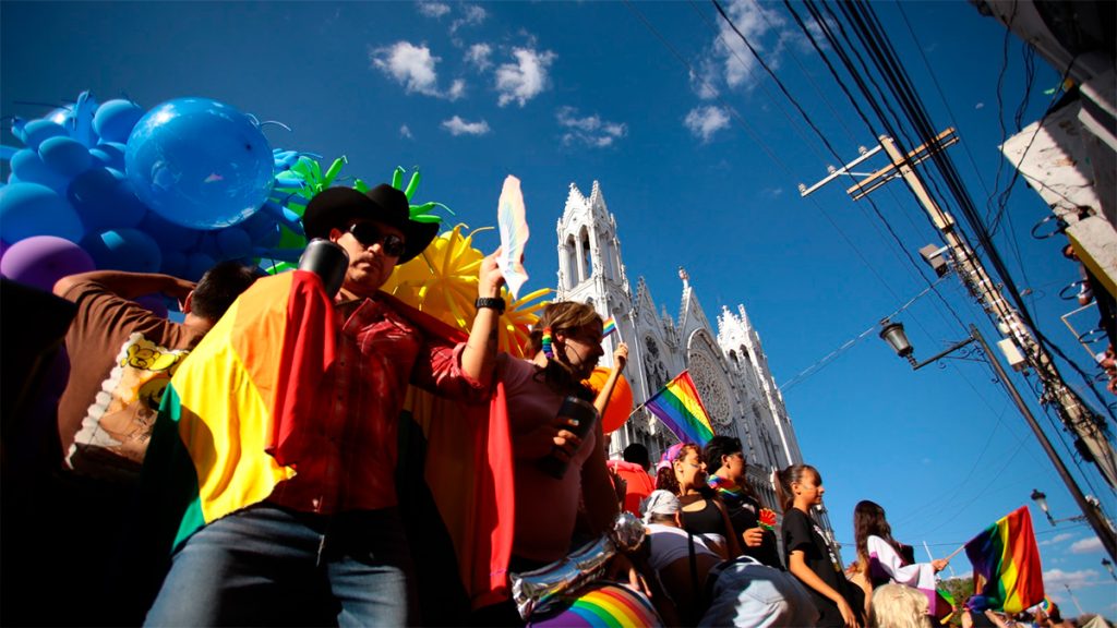Marchan miles por el orgullo LGBTIQ+ en León