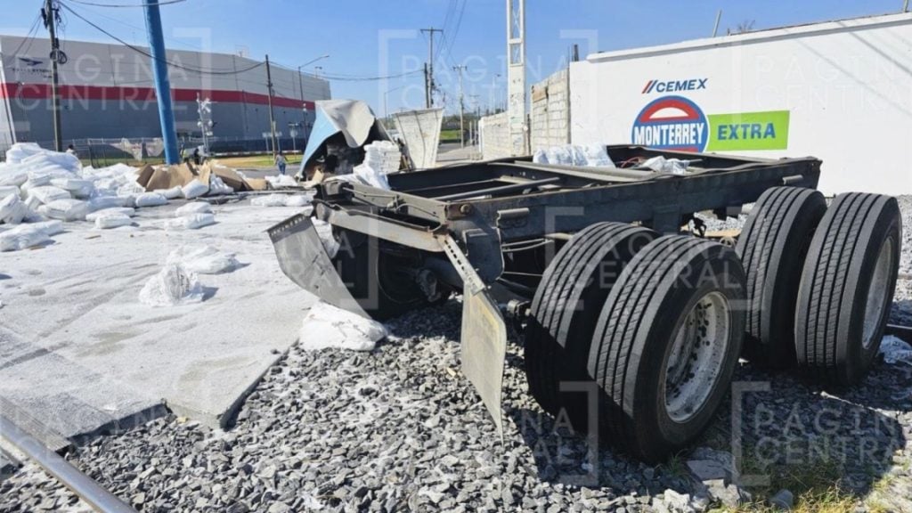 Cementos: Tren embiste a tráiler que intentaba ganarle el paso