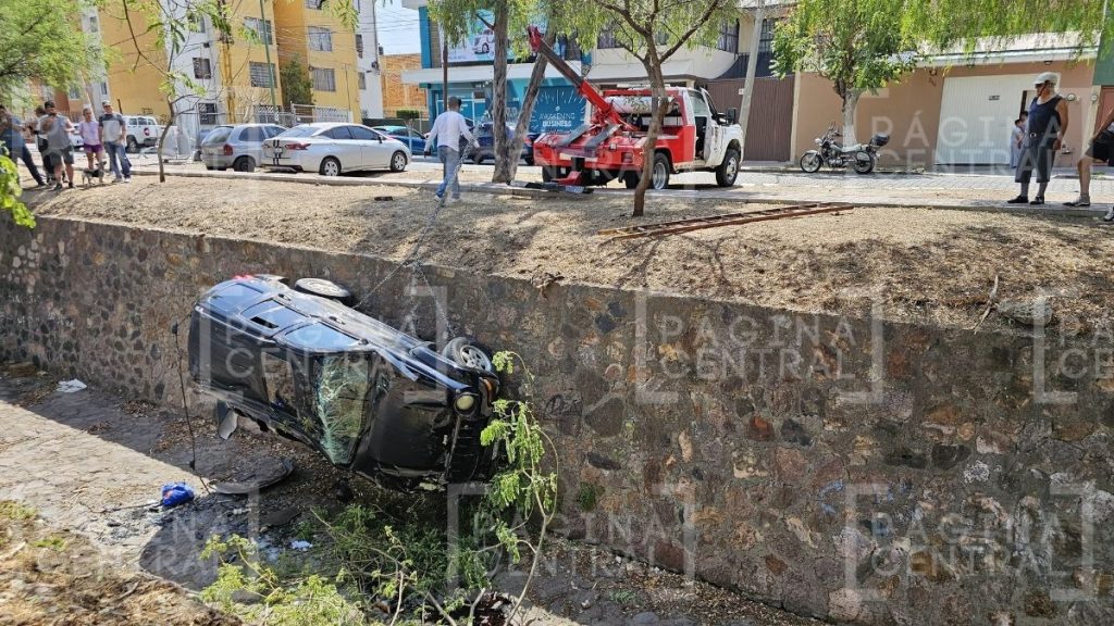Volcadura de una camioneta en Villa Insurgentes