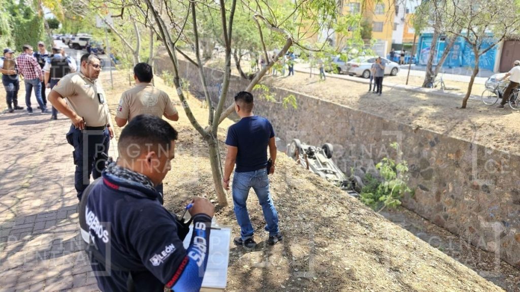 Volcadura de una camioneta en Villa Insurgentes
