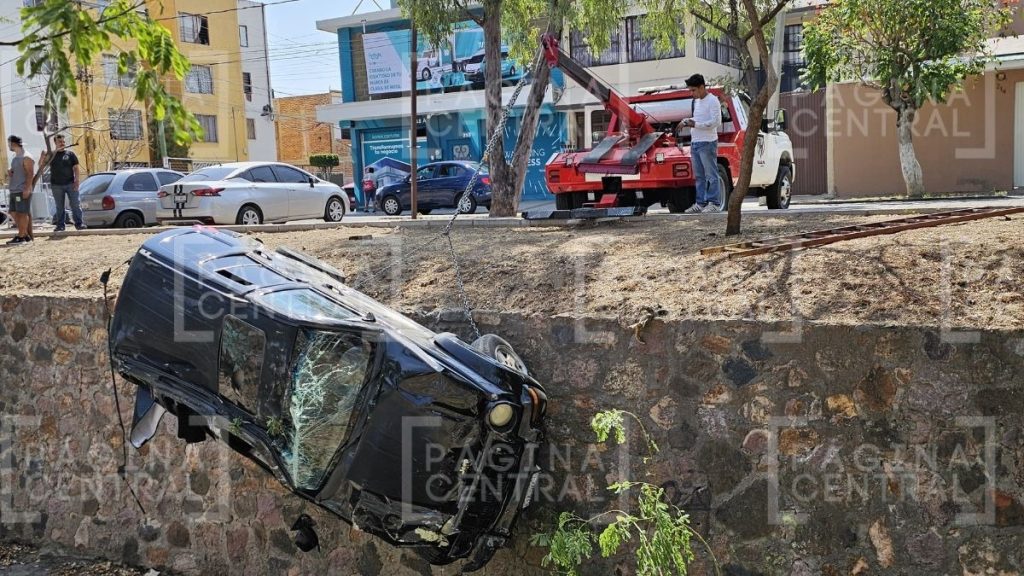 Volcadura de una camioneta en Villa Insurgentes