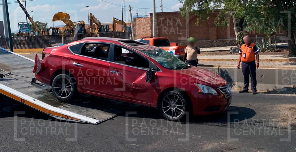 Bulevar Aeropuerto: Volcadura deja dos mujeres lesionadas