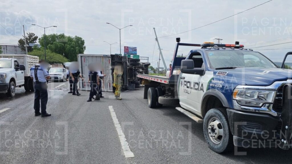 Bulevar Aeropuerto: Camión choca y vuelca bajo el Puente Milenio