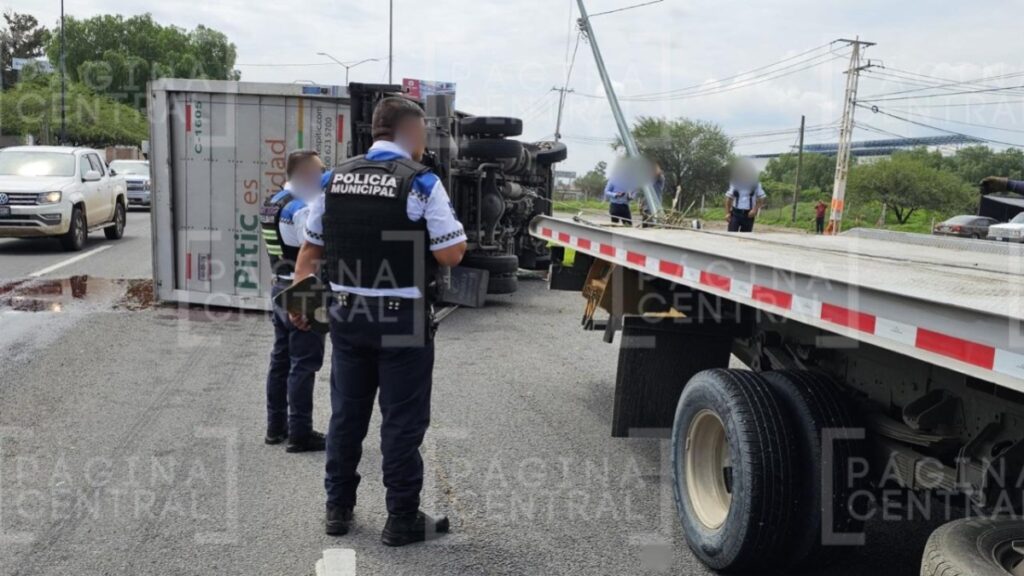 Bulevar Aeropuerto: Camión choca y vuelca bajo el Puente Milenio