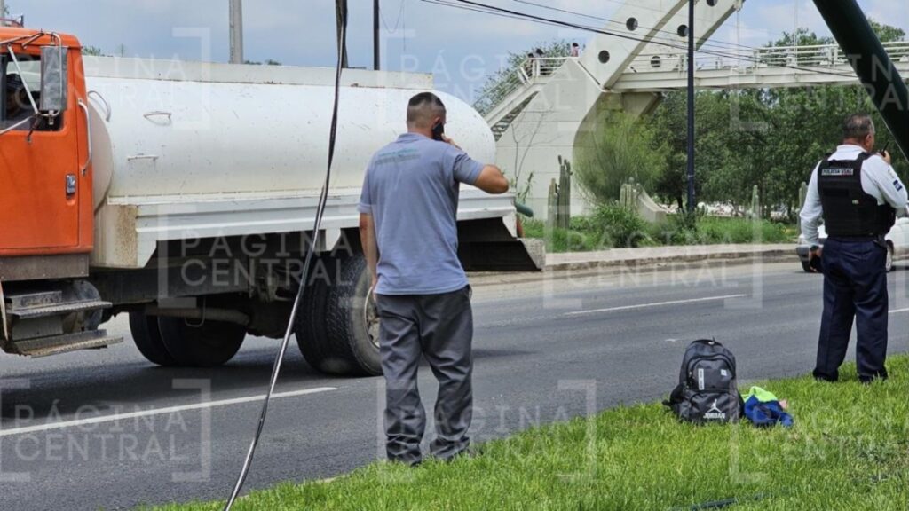 Bulevar Aeropuerto: Camión choca y vuelca bajo el Puente Milenio