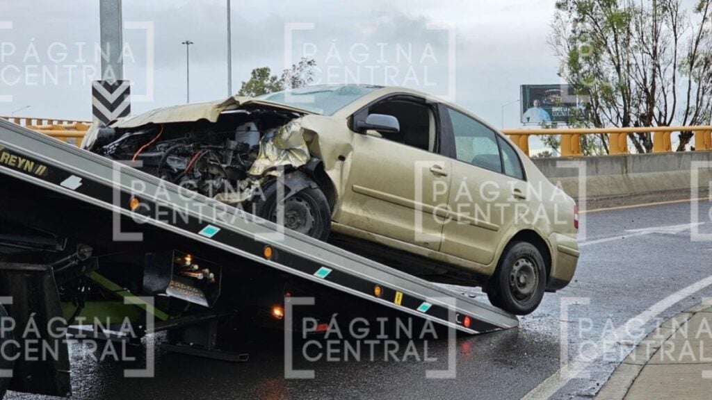 Comanjilla: Conductor choca contra el muro de contención