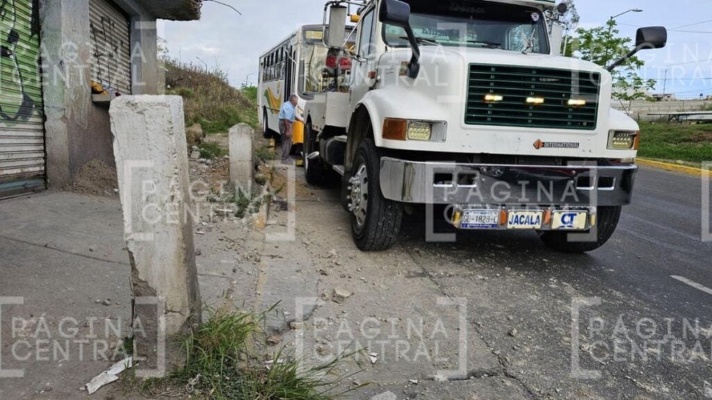 San Juan Bosco lll: Camión urbano se estampa con poste