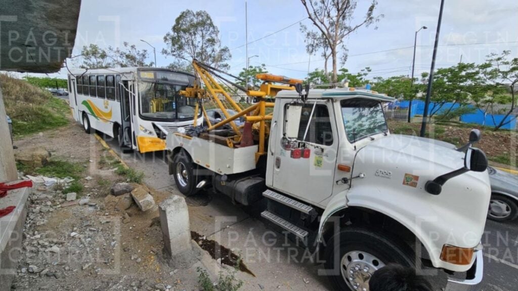San Juan Bosco lll: Camión urbano se estampa con poste