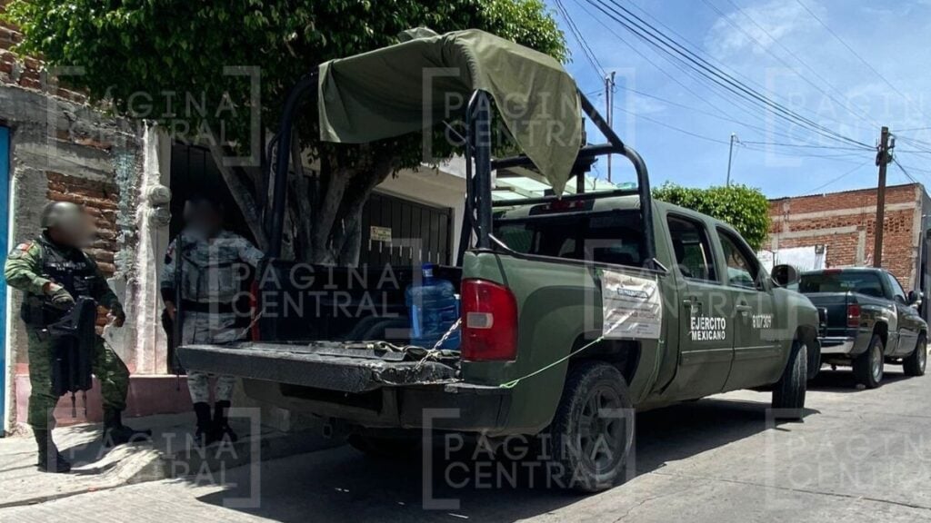 Vista Hermosa: Chocan auto y camioneta del Ejército Mexicano