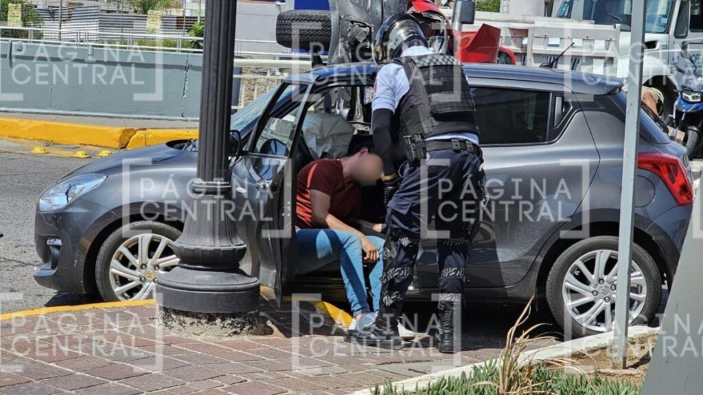 La Martinica: Conductor se pasa el rojo y causa volcadura