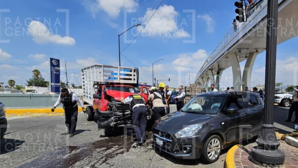 La Martinica: Conductor se pasa el rojo y causa volcadura