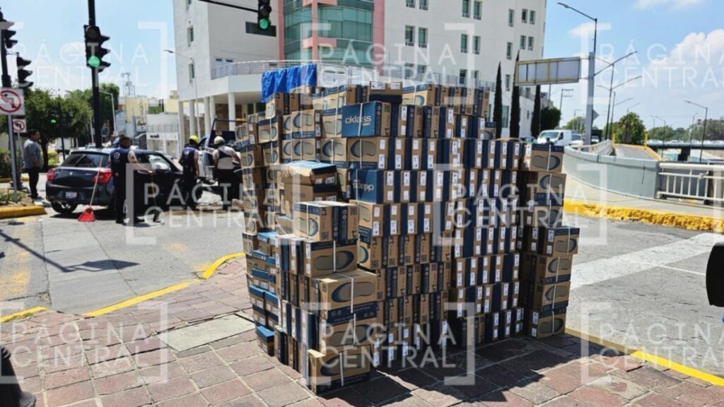 La Martinica: Conductor se pasa el rojo y causa volcadura