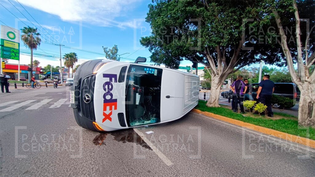 El Tlacuache: Chocan camioneta y vehículo particular 