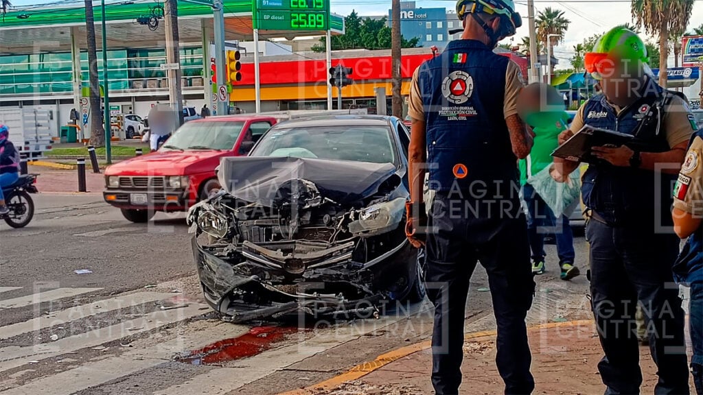 El Tlacuache: Chocan camioneta y vehículo particular 