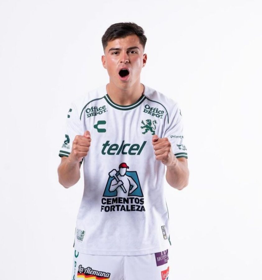 El delantero camina apoyado de una bota ortopédica y muletas.