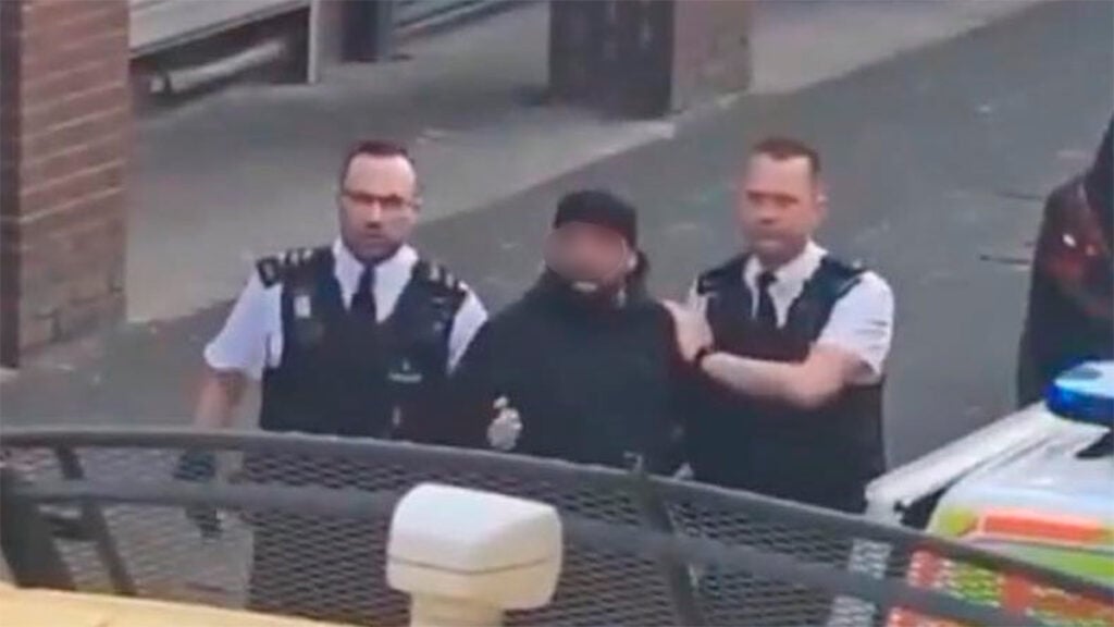 Inglaterra: Mata a tres niños y lesiona a ocho con un arma blanca