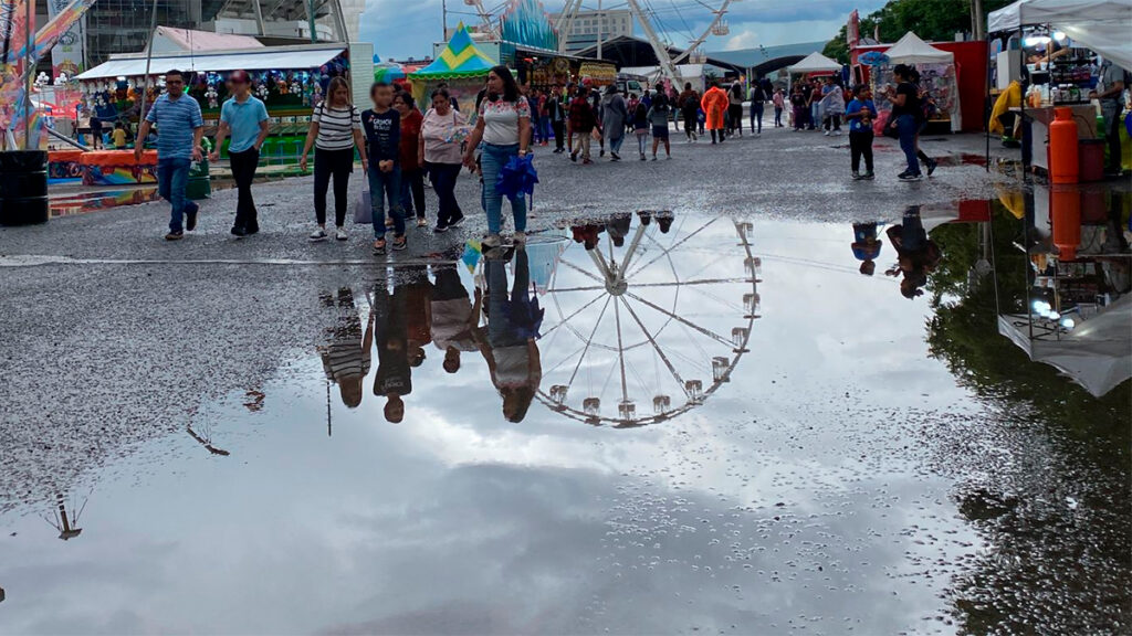 Comerciantes del Festival de Verano celebran medidas anti-lluvia