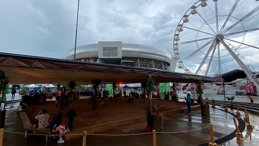 Comerciantes del Festival de Verano celebran medidas anti-lluvia