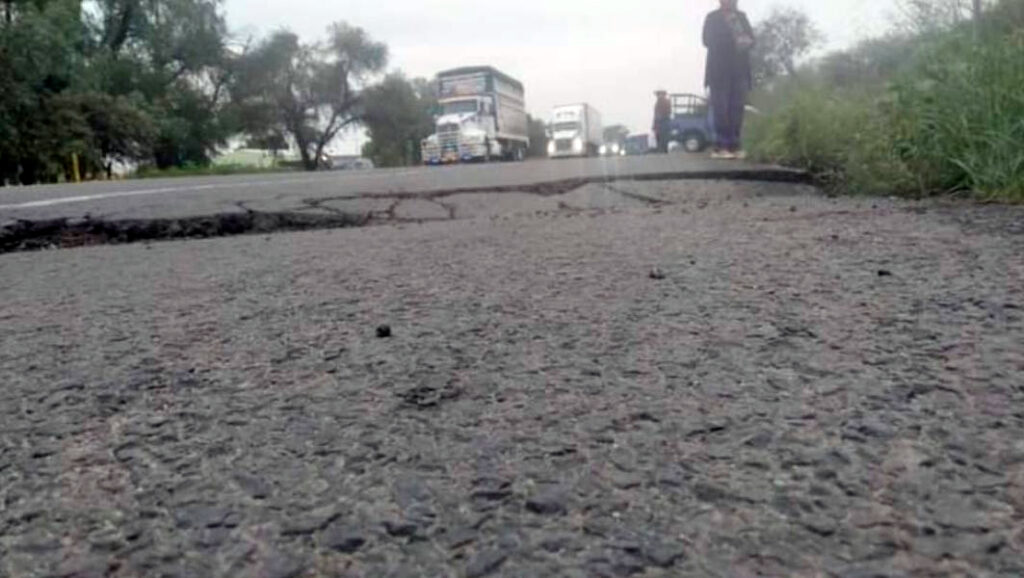 San Felipe: Se reporta grieta en carretera a Villa de Reyes