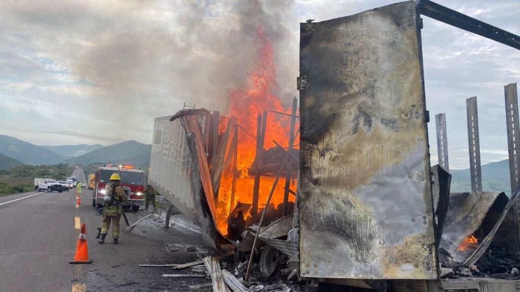 Se registra incendio en la caja de un tráiler en la Silao-San Felipe
