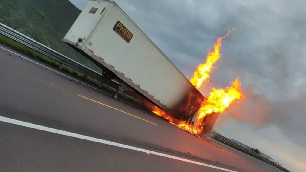 Se registra incendio en la caja de un tráiler en la Silao-San Felipe