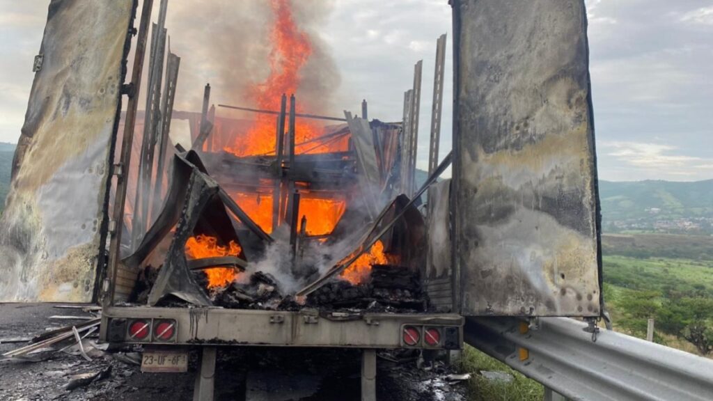 Se registra incendio en la caja de un tráiler en la Silao-San Felipe