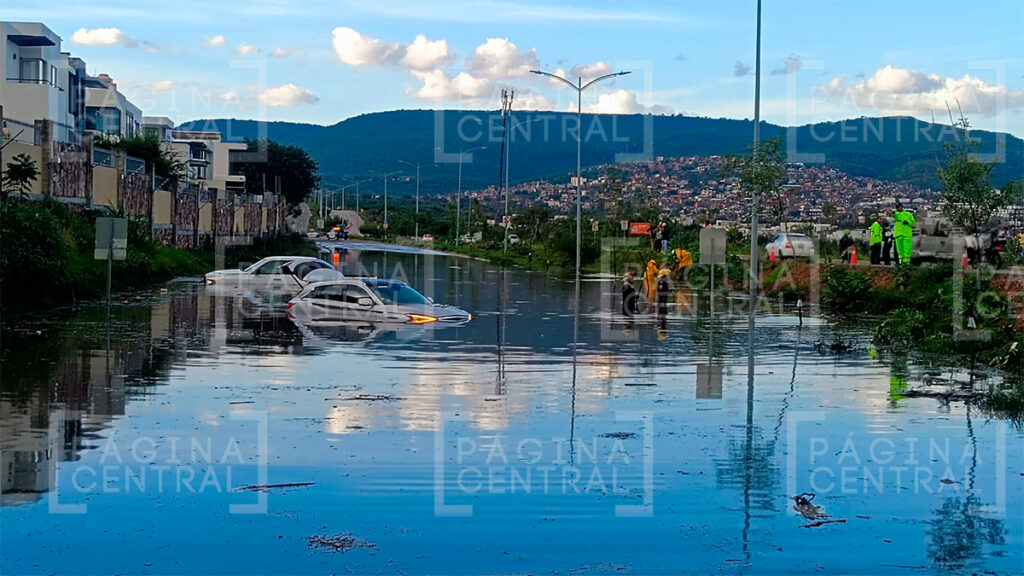 El Molino Residencial sufre encharcamiento, dos autos afectados