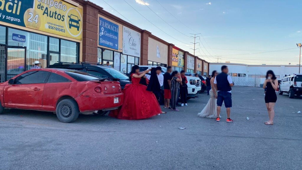 Quinceañera: Tren se lleva limosina en donde viajaba