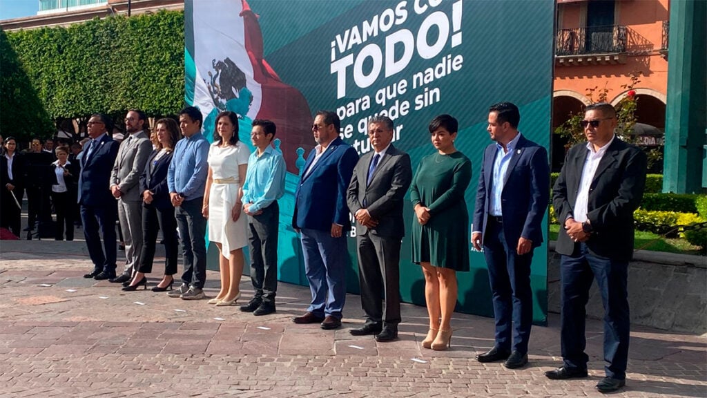 ‘Soy de León’ es entregado a joven de 15 años y su maestro