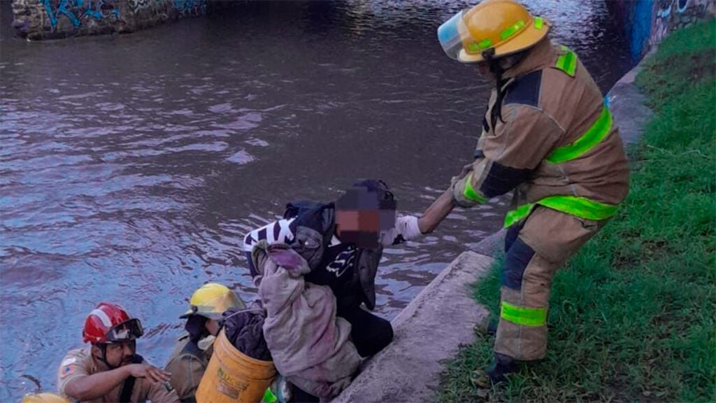 El Tlacuache: Rescatan a hombre arrastrado por la corriente en el Malecón del Río