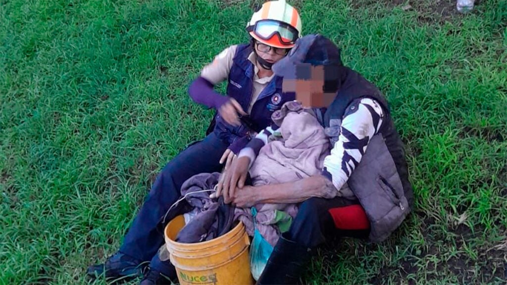 El Tlacuache: Rescatan a hombre arrastrado por la corriente en el Malecón del Río